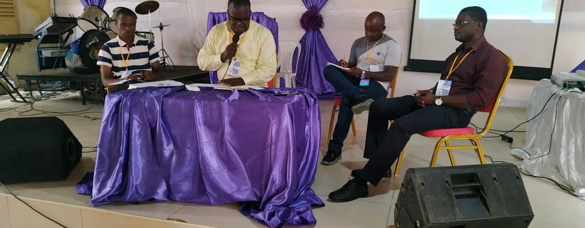 Prelectores debatendo sobre os temas abordados